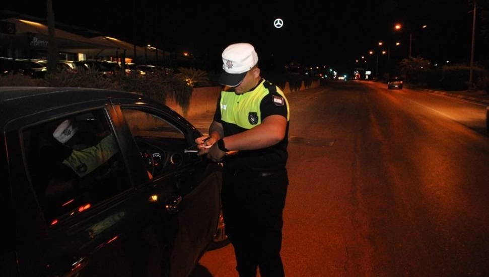 Polisten üç bölgede asayiş ve trafik denetimi: 5 kişi tutuklandı