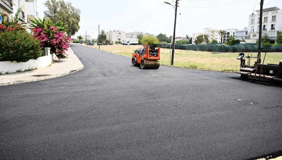 Lefkoşa’da asfaltlama çalışmaları tüm hızıyla devam ediyor