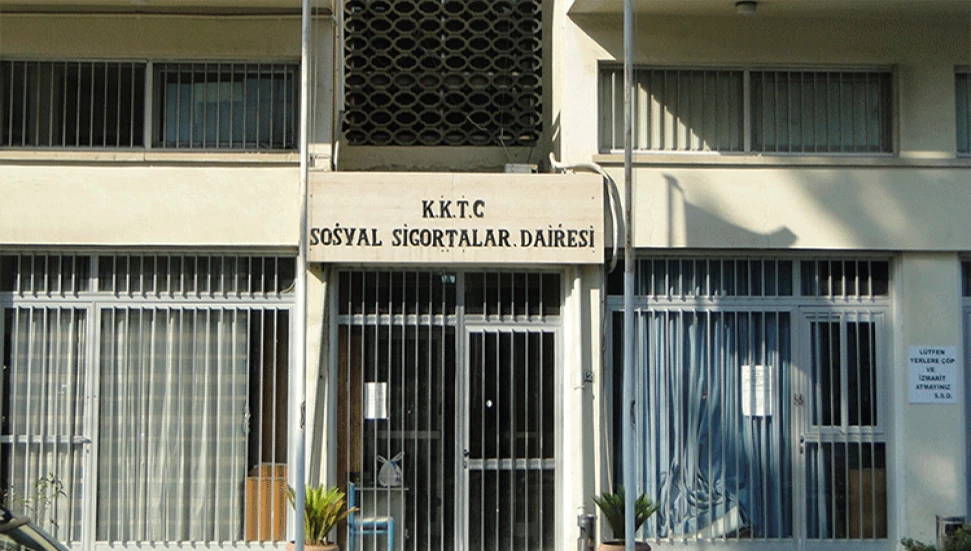 Eczaneler, hekimler, sağlık kuruluşları ve sigortalılar sistemsiz kaldı. Vatandaşlar sosyal medyada tepkilerini dile getirerek, “Sistemsizlik hayatı durdurdu” diyerek yetkilileri eleştirdi.  Konuya ilişkin açıklama, Sosyal Sigortalar Dairesi’nin resmi sosyal medya hesabından geldi. Açıklamada şu ifadelere yer verildi: “Şu anda yaşadığımız elektrik sıkıntısından dolayı sistemlerimizi geçici olarak kapatıyoruz. Web sitemiz üzerinden hizmet alan sigortalılarımıza, eczanelerimize, hekimlerimize, optik mağazalara, sağlık kurumlarına ve işveren/muhasip/iş takipçilerine önemle duyurulur.”