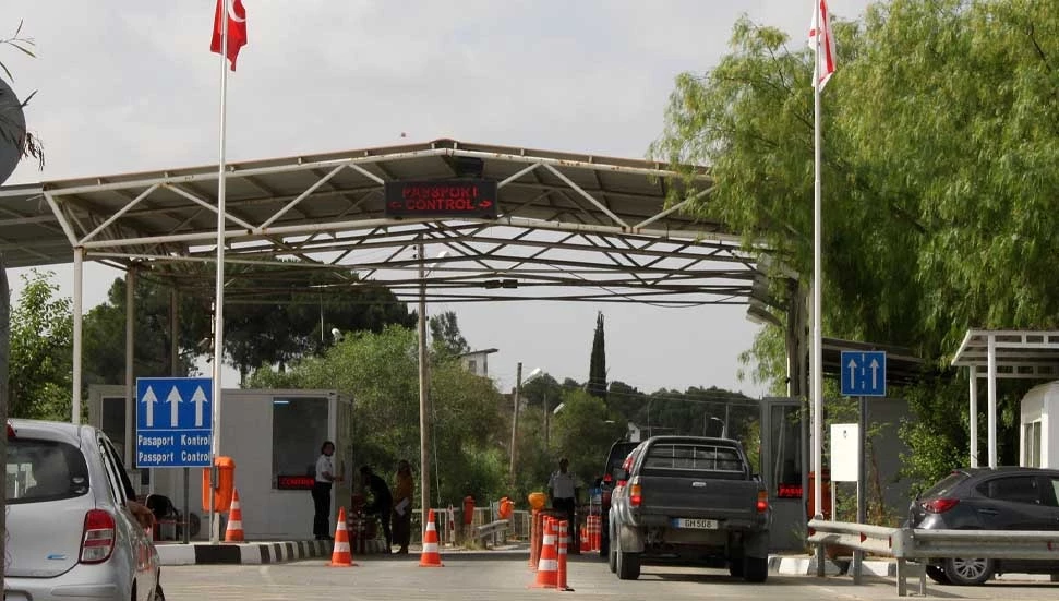 Fileleftheros: Tutuklamaların ardından Kıbrıslı Rumların Kuzey Kıbrıs’a geçişleri azaldı!