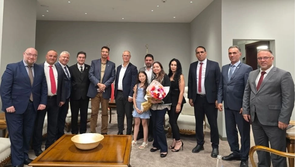 İngiltere Milletvekili Afzal Khan, Ercan Havalimanı’ndan ülkeye geldi
