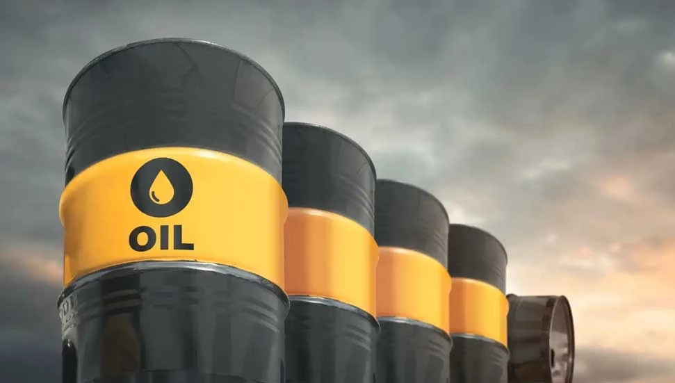 ABD’nin, Rus petrol ihracatını hedef alan yeni yaptırımları uygulamaktan kaçınmasının ardından yatırımcıların rahatlamasıyla petrol fiyatları bu saabah yatay seyir izliyor. Brent ham petrolü Cuma günkü kapanışı olan 65,85 dolardan, Batı Teksas petrolü de yützçde yüzde 0,15 artışlma 62,90 dolardan işlem görüyor. Yatay seyirde, Trump’ın bugün günü Ukrayna Devlet Başkanı Volodimir Zelenskiy ve Avrupalı liderlerle bir araya gelerek diplomatik yollarla savaşı sona erdirmeye çabalarının izlenecek olması etkili. Özellikle Çin gibi ülkelerin – Rusya’nın en büyük petrol alıcısı – Rus petrolü ithalatı nedeniyle yaptırımlarla karşı karşıya kalabileceği beklentileri, Trump’ın bu konuda acele etmeyeceğini söylemesiyle azaldı. “Şimdilik mevcut durum büyük ölçüde korundu” diyen RBC Capital analisti Helima Croft, ABD’nin Rus enerji ithalatçılarına yönelik ikincil yaptırımlarını duraklattığını belirtti. “Moskova toprak taleplerinden geri adım atmayacaktır. Ukrayna ve bazı Avrupa liderleri ise toprak karşılığı barış fikrine karşı çıkacaktır” değerlendirmesini de yaptı. Piyasalar ayrıca bu hafta yapılacak olan Jackson Hole toplantısında Fed Başkanı Jerome Powell’ın yapacağı açıklamaları da yakından izliyor. IG piyasa analisti Tony Sycamore, Powell’ın büyük ihtimalle kararsız ve verilere bağlı bir duruş sergileyeceğini, çünkü Fed’in 17 Eylül toplantısından önce bir istihdam ve enflasyon raporunun daha açıklanacağını söyledi.