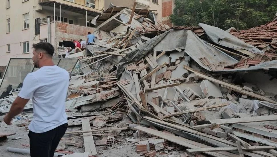 Balıkesir Sındırgı’da 6,1 büyüklüğünde deprem: 1 kişi hayatını kaybetti, 29 kişi yaralandı