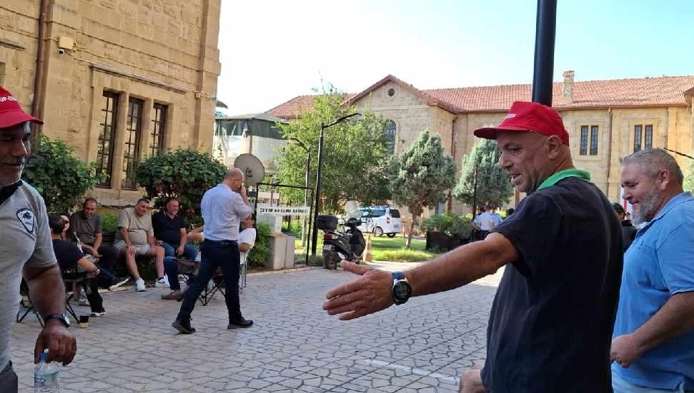 Koop-Sen süresiz grevini Başbakan Yardımcılığı önünde sürdürüyor