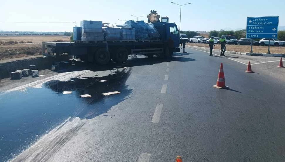 Lefkoşa-Gazimağusa ana yolu trafiğe kapatıldı: Kaza yapan kamyondan yola yağ döküldü