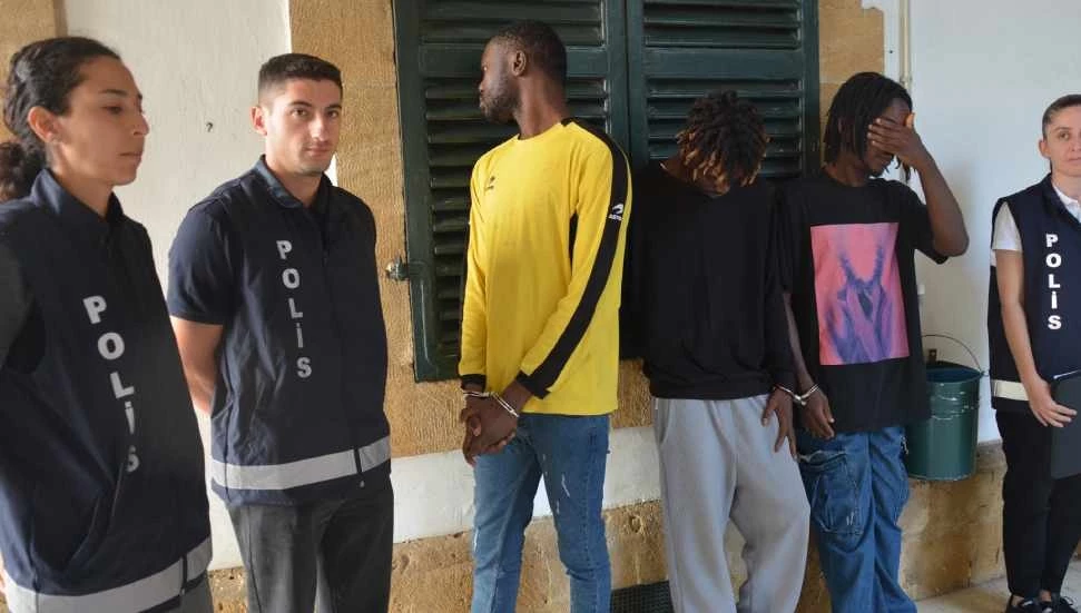 Ülkede 701, 328 ve 694 gün kaçak yaşayan 3 kişi; 8 gün daha tutuklu kalacak