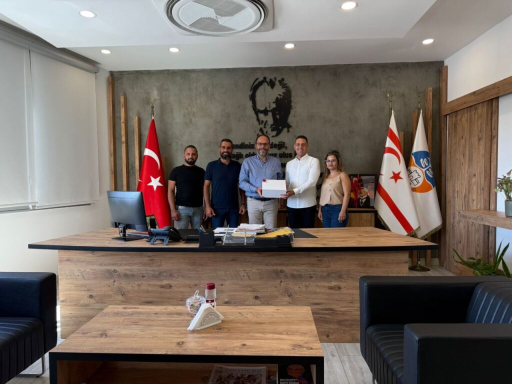 İEZB’den İskele Belediye Başkanı Hasan Sadıkoğlu’na Ziyaret: İş Birliği ve Ortak Projeler Gündemde
