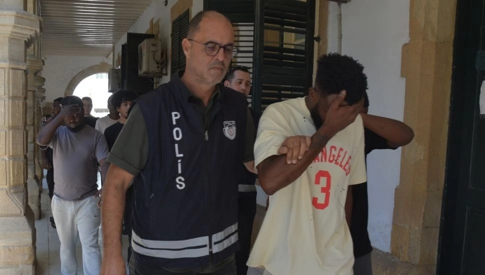 Ülkede izinsiz ikamet eden 12 kişi 8 gün tutuklu kalacak