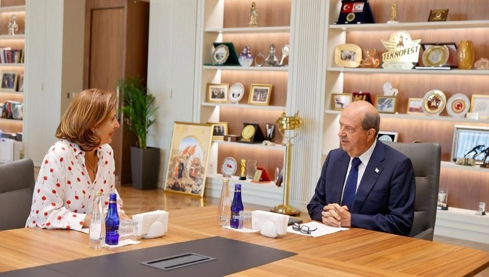 Tatar-Holguin görüşmesi Rum basınında: Holguin müzakere, Tatar seçim derdinde