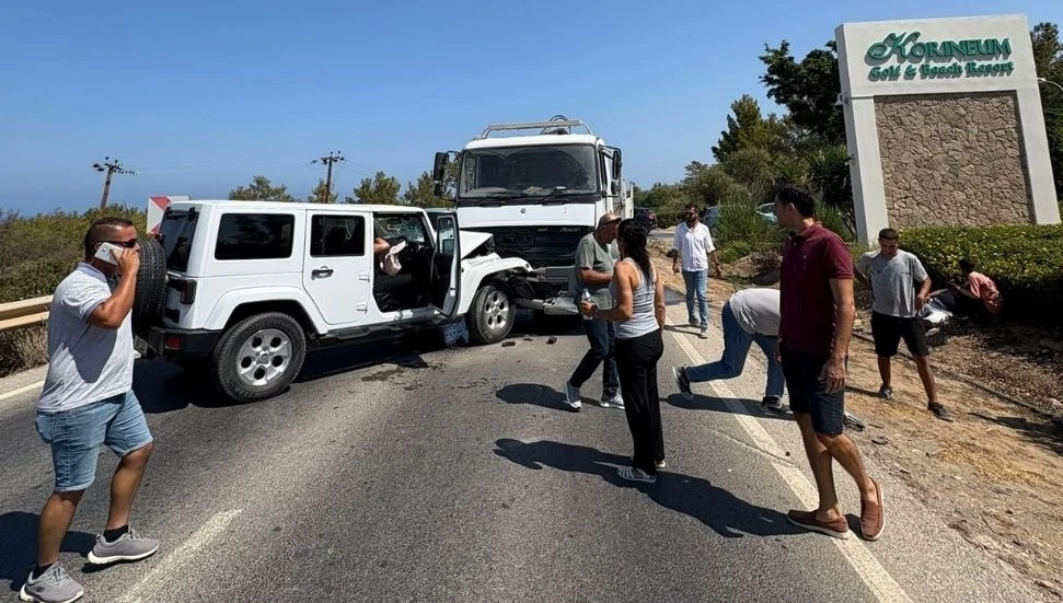 Esentepe’de iki araç yüz yüze çarpıştı!
