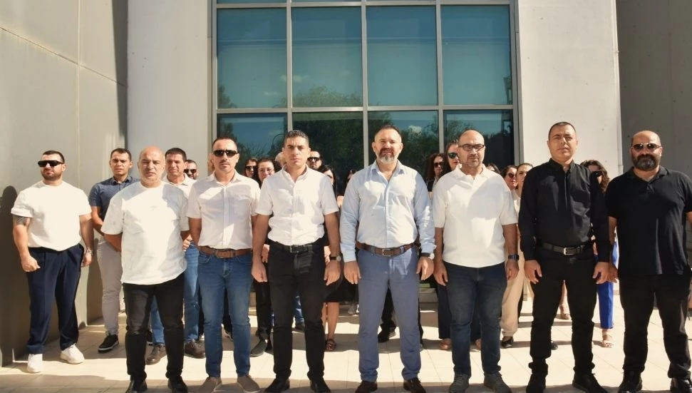 Sendikalar, Ticaret Dairesi önünde grev uyarısında bulundu