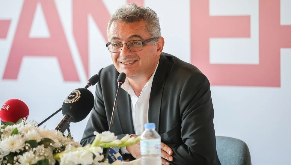 Erhürman gazetecileri yanıtladı: Türkiye’ye giriş yasakları ilk 10 günün konusudur!