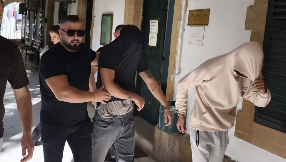 Hem evinde hem de aracında uyuşturucu bulundurmakla itham edilen zanlılar teminatla serbest