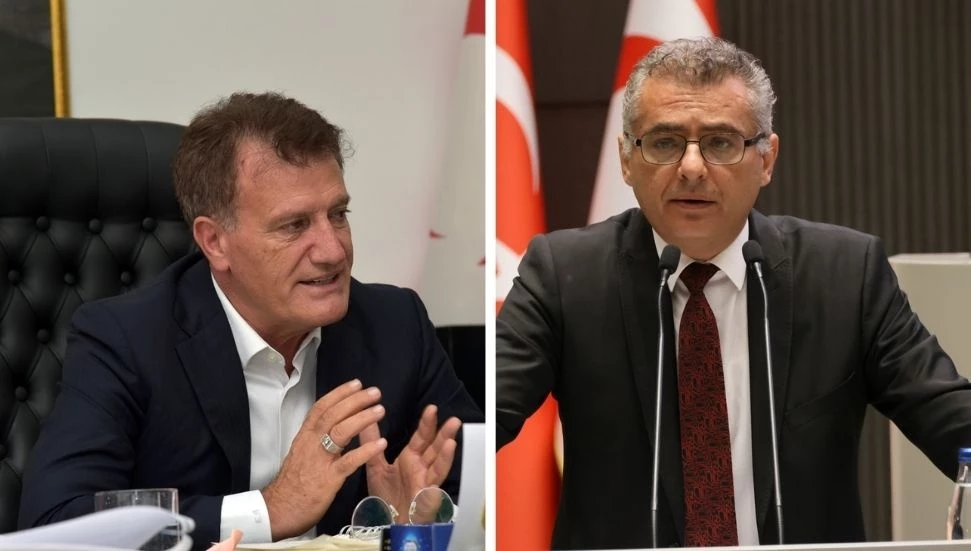 Erhan Arıklı, Cumhuriyetçi Türk Partisi (CTP) Genel Başkanı ve Cumhurbaşkanı adayı Tufan Erhürman’ın Kıbrıs Postası’nda kendisinin yaptığı açıklamalara yönelik söylediklerine yanıt verdi. Arıklı’nın sosyal medyadan yaptığı paylaşımın tamamı şu şekilde: “ANAYASA CUMHURBAŞKANINA MÜZAKERE GÖREVİ YÜKLEMİYOR” “Erhürman diyorki;”Müzakerecilik görevi Cumhurbaşkanına aittir. Bağımsızlık Bildirgesi ve Cumhurbaşkanlığı yetkileri ortada iken, Arıklının sözlerini ciddiye almam…” Güzel. Keşke bu sözleri bir akademisyen olarak, CTP ve BDH nın 2003 te “Denktaşı Müzakerecilikten alacağız” diye propaganda yaptığı dönemde de söyleseydi. Diyemezdi çünkü Anayasa Cumhurbaşkanına böyle bir görev yüklemiyor. Bu tartışmadan sakın ola Erhürmanın seçileceği ve ona göre bir tedbir almaya çalıştığımız anlamı çıkarılmamalı. Teorik bir tartışma bu. ’47/1985 SAYILI YASA İLE MÜZAKERE GÖREVİ DIŞİŞLERİ BAKANINA AİTTİR’ Geçiyorum. Erhürmanın referans yaptığı Anayasaya. Anayasanın 102. Maddesi, Cumhurbaşkanın görev ve yetkilerini belirliyor. Açıp bakıyoruz. Bu maddenin altındaki 4 fıkranın hiçbiri Cumhurbaşkanına dış politika ve müzakere görevi yüklemiyor. Kime yüklüyor bu görevi? 47/1985 sayılı yasa ile Dışişleri Bakanına. Geçelim. Peki, Cumhurbaşkanın müzakerecilik görevi nerden kaynaklanıyor? ’18 ARALIK 1998 DE KKTC CUMHURİYET MECLİSİ DENKTAŞ’A MÜZAKERECİ GÖREVİ VERDİ’ Denktaş, 1975 e kadar Toplum Lideri olarak müzakereleri yürütüyordu. 1975 te Kıbrıs Türk Federe Devleti kuruldu. Bu sefer Meclis onayı ile bu görevi yürütmeye başladı. 1983 te KKTC kurulup 1985 te de Anayasası kabul edildiğinde bir süre bu görevi devam ettirdi Denktaş. 1998 de Lüksemborg Zirvesinde Denktaş zor durumda kalmıştı… Muhalefet Denktaşı sert şekilde eleştiriyor Anayasal açıdan görev ve yetkilerini sorguluyordu. Bu gelişmeler üzerine Denktaş, Meclisten kendisinin resmen Müzakereci olarak görevlendirilmesini talep etti. KKTC Cumhuriyet Meclisi Denktaşa 18 Aralık 1998 de resmen verdi. ‘SAYIN ERHÜRMAN LÜTFEN SÖYLE, ANAYASANIN HANGİ MADDESİ CUMHURBAŞKANINA OTOMATİK OLARAK MÜZAKARE GÖREVİNİ VERİYOR?’ 2003 yılına gelindiğinde muhalefet, Denktaşa verilen o görevin geri alınması ve Talat’ın müzakereci olması için yoğun bir kampanya yürüttü… Ankaranın araya girmesi ile ancak Denktaş görevine devam edebildi. Sayın Erhürman lütfen söyle, Anayasanın hangi maddesi Cumhurbaşkanına otomatik olarak bu görevi veriyor?” Tufan Erhürman NE DEMİŞTİ? Tufan Erhürman, bugün Kıbrıs Postası TV’de yayınlanan ve Ulaş Barış’ın sunduğu “Gündem” programına konuk olmuş ve Barış’ın sorduğu soru üzerine programda ilk olarak Arıklı’nın, cumhurbaşkanlığı seçimini kazanması halinde KKTC hükümetiyle sorun yaşayacağı, Meclis’te alınan “iki devletli çözüm” kararına bağlı olarak federasyon görüşmeleri yürütme yetkisi bulunmayacağı ve gerekirse bu yetkinin elinden alınacağı yönündeki açıklamalarını değerlendirmişti. “MECLİS’İN BÖYLE BİR YETKİSİ YOK, ALINAN KARAR HÜKÜMET KARARIDIR, BAĞIMSIZLIK BİLDİRGESİNİN ÜZERİNDE DEĞİLDİR” Erhürman, ilgili yayında böyle bir yetkinin bulunmadığını belirtmiş, Arıklı’nın sözlerinin kayda değer bir açıklama olmadığını ifade etmişti. Hükümetin Kıbrıs sorununa ilişkin aldığı kararın bir “Meclis kararı” olarak yalnızca hükümeti bağladığını vurgulamış olan Erhürman, bu tür kararların Bağımsızlık Bildirgesi’ni değiştirmediğini söylemişti. Cumhurbaşkanının görevinin anayasayı korumak ve güvence altına almak olduğunu hatırlatmış olan Erhürman, Bağımsızlık Bildirgesi ve Cumhurbaşkanlığı yetkileri ortadayken, alınan kararın yalnızca bir hükümet kararı olduğunu belirtmişti.