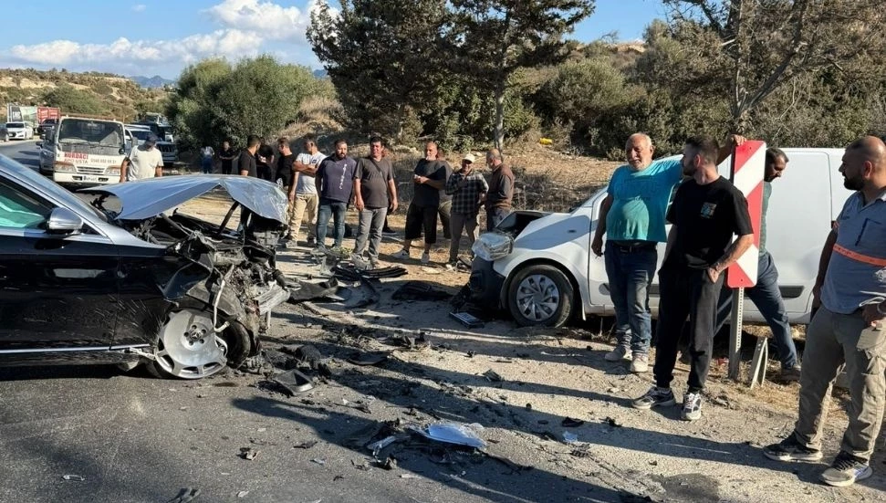 Esentepe’de iki araç yüz yüze çarpıştı: Yararlılar hastaneye sevk edildi!