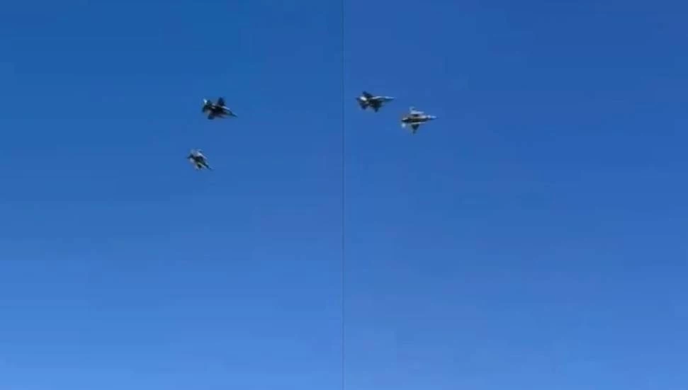 Askeri geçit töreni sırasında, Yunan F-16 savaş uçakları Lefkoşa semalarında uçtu