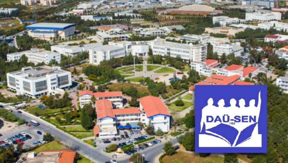 DAÜ-SEN’den Rektörlük önünde eylem: DAÜ, siyasi baskılarla zedeleniyor, protokole uyun!