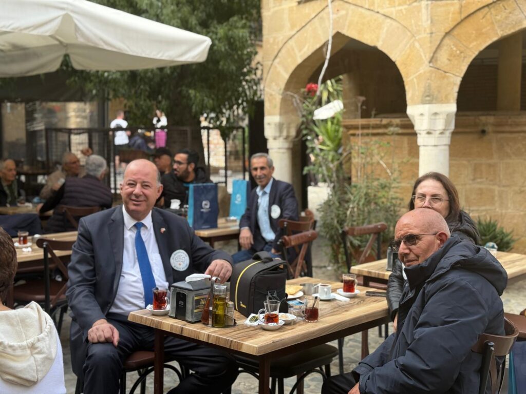 Hakan Dinçyürek, sağlığına kavuşan Parkinson hastaları ve sağlık ekibiyle bir araya geldi