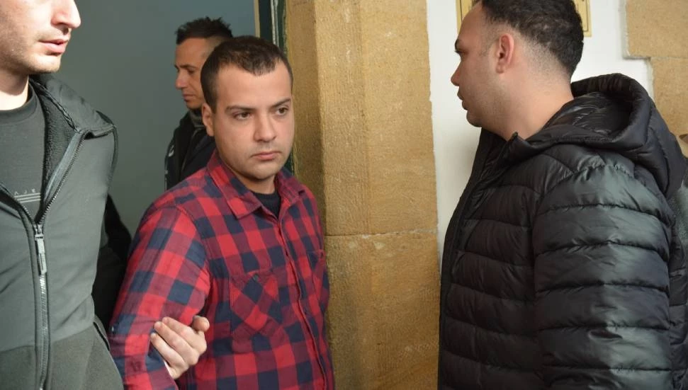 Annesi’ni döven abisini göğsünden bıçakladı!