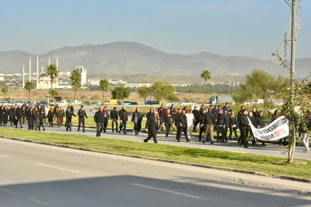 Kamuda yetkili beş sendika Başbakanlık önüne yürüyor