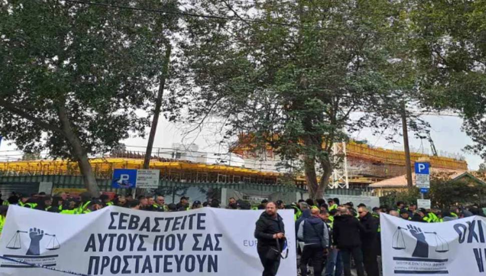 Rum polislerden Meclis önünde eylem