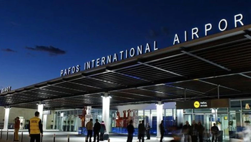 Baf Havalimanı’nda kaçak tütün operasyonu: Kıbrıslı Türk yolcu 72 karton tütünle yakalandı