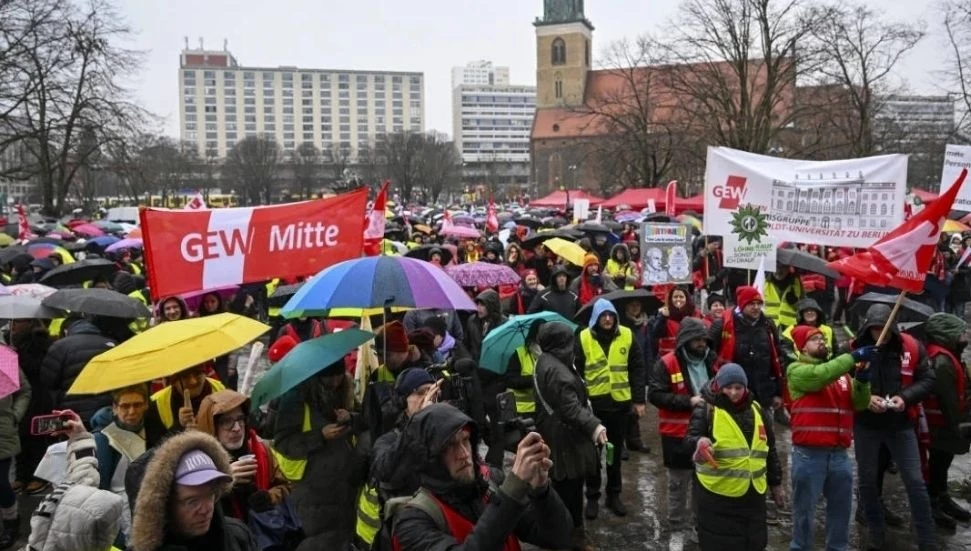 Almanya’da kamu çalışanları uyarı grevi yaptı
