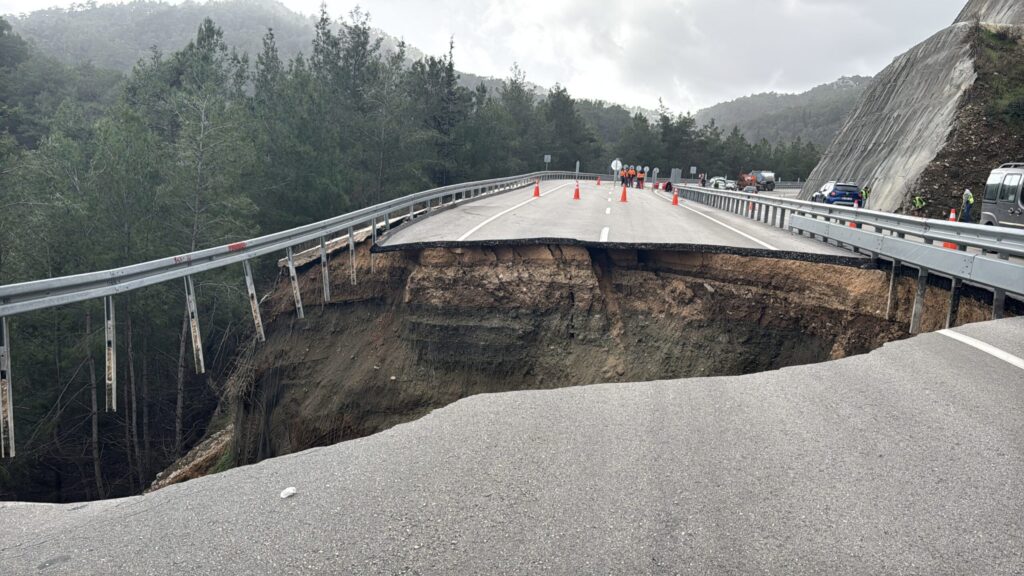 Antalya’da Kumluca-Kemer kara yolu çöktü