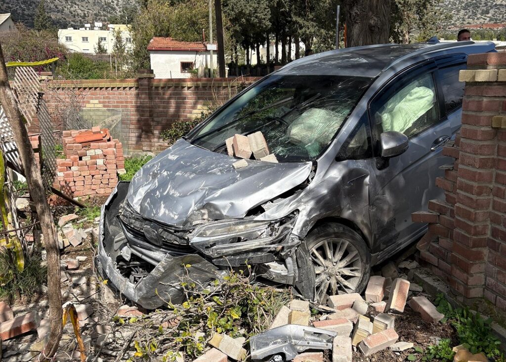 Boğazköy’deki kazada araç evin bahçe duvarına çarptı