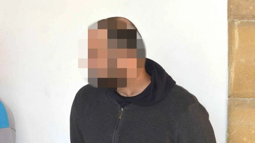 Sinekliği yırtıp eve girdi, uyuşturucuyla yakalandı