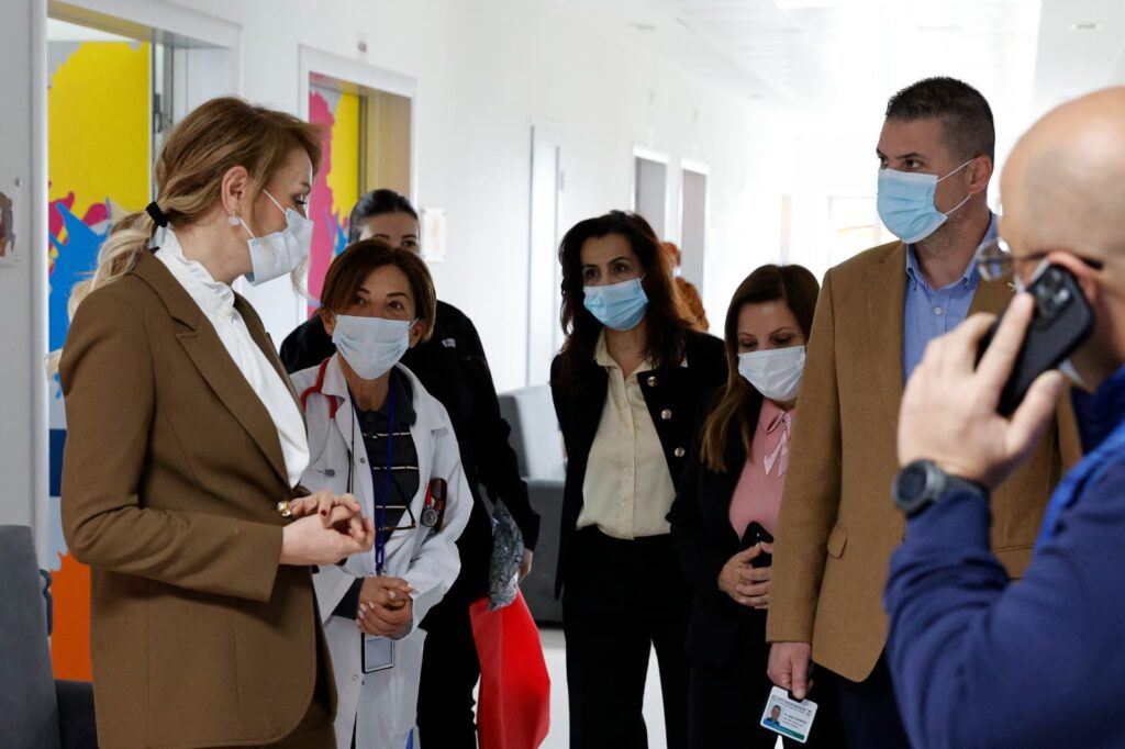 Nilden Bektaş Erhürman, Onkoloji Hastanesi’ni ziyaret etti