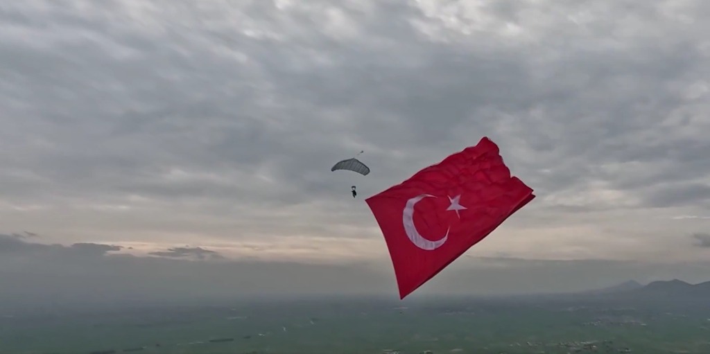 KKTC’de 661,5 metrekarelik Türk bayrağıyla serbest paraşüt atlayışı yapılarak Türkiye rekoru kırıldı