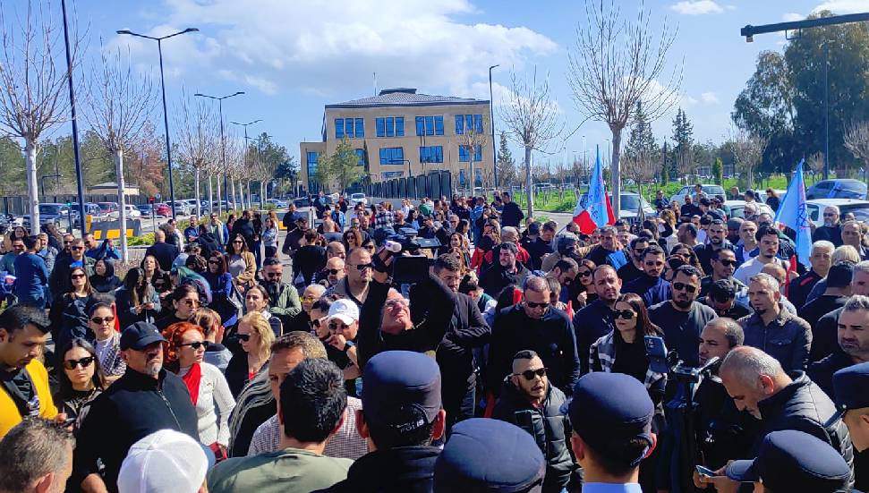 Sendikalar, fiber optik protokolüne karşı Meclis önünde eylemde