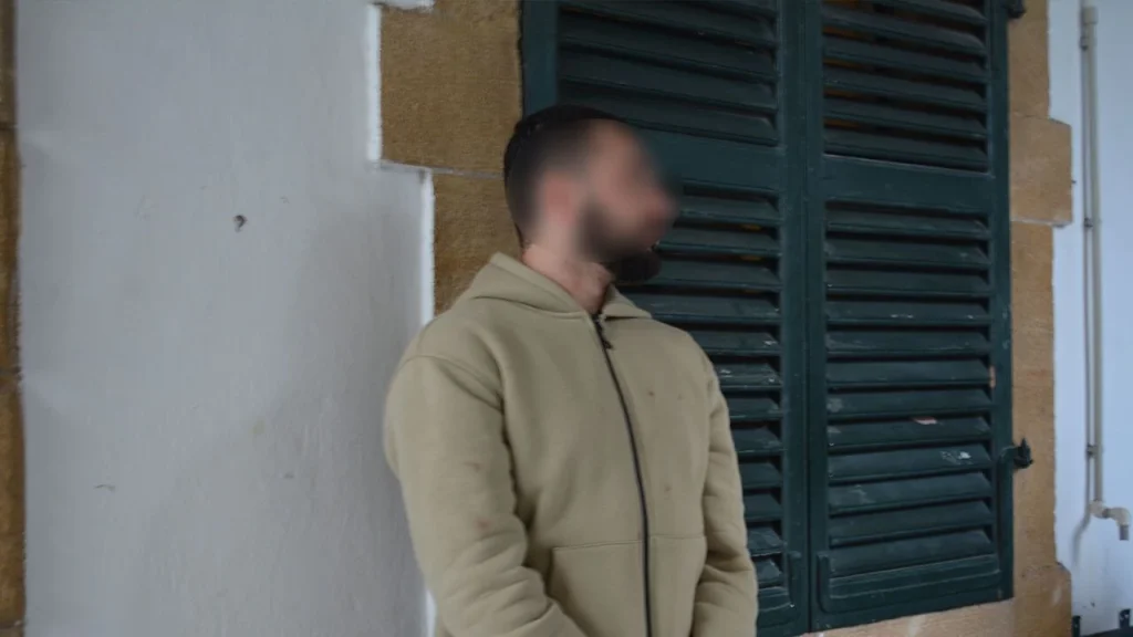 Evine gelen tamirciyi darp edip, bıçakladı