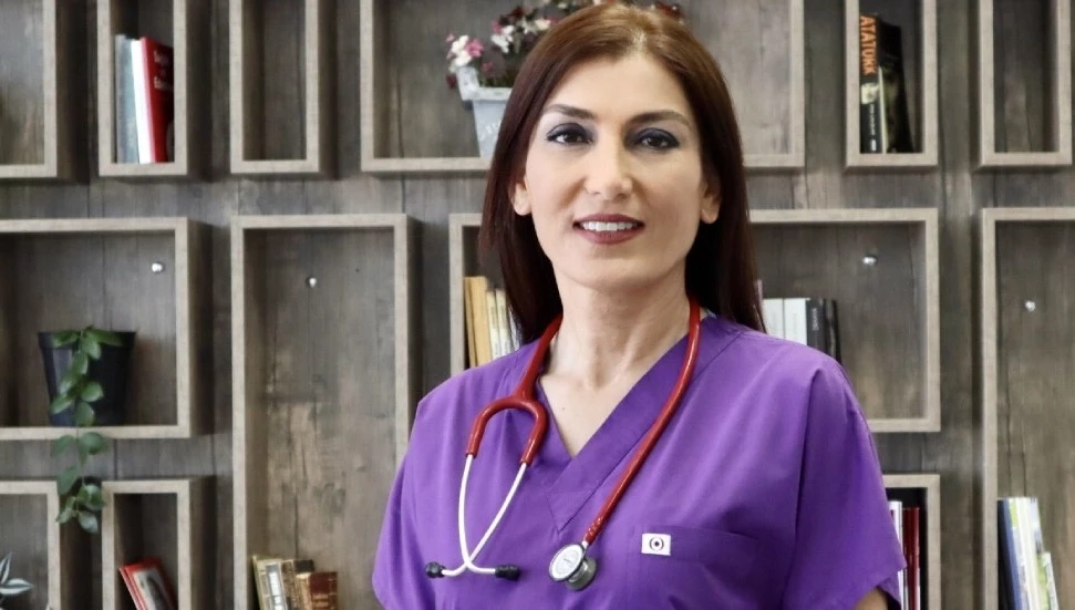 Özlem Gürkut: “32 saattir uyumamış bir doktorun sizi ameliyat etmesine razı mısınız?”