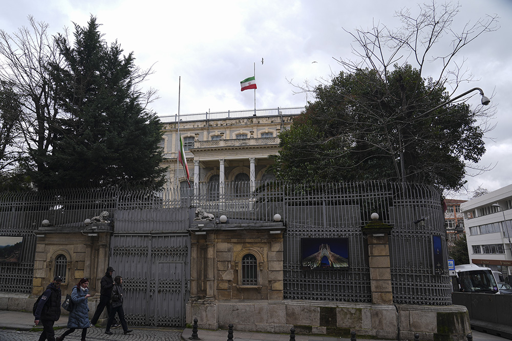 İran’ın İstanbul Başkonsolosluğunda bayraklar yarıya indirildi