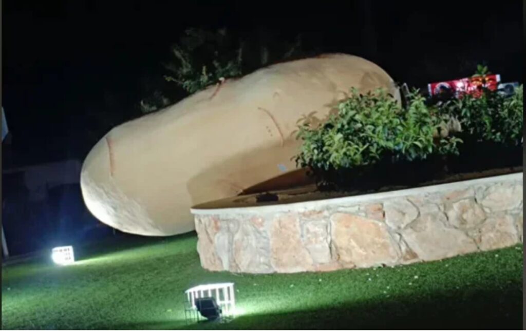 Larnaka’daki ‘patates heykeli’ devrildi