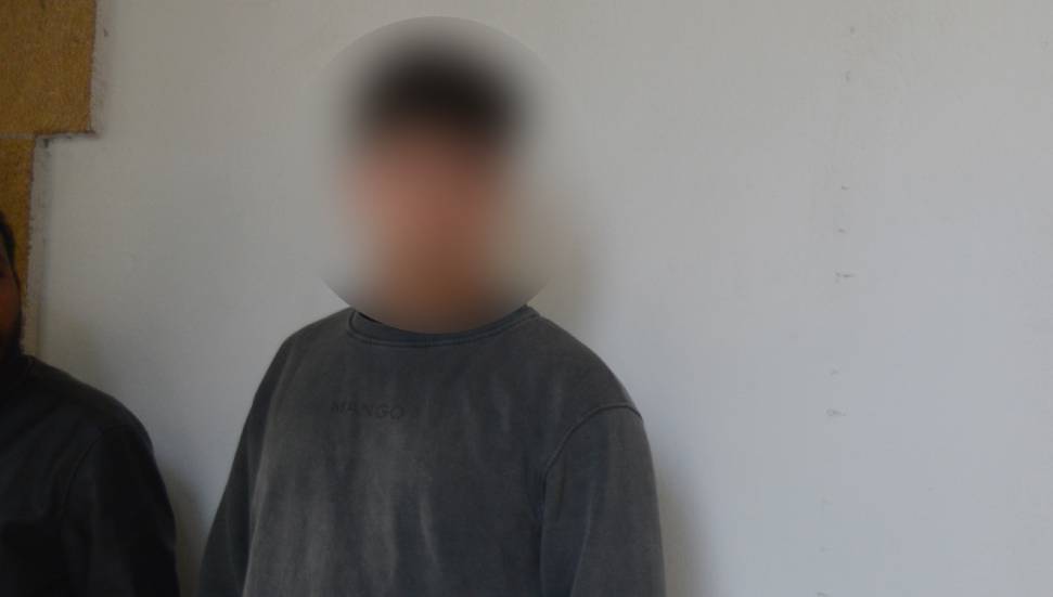 Geç sinyal verdi diye arabayı yumrukladı