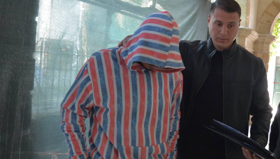 Aracında baygın bulundu, uyuşturucuyla yakalandı