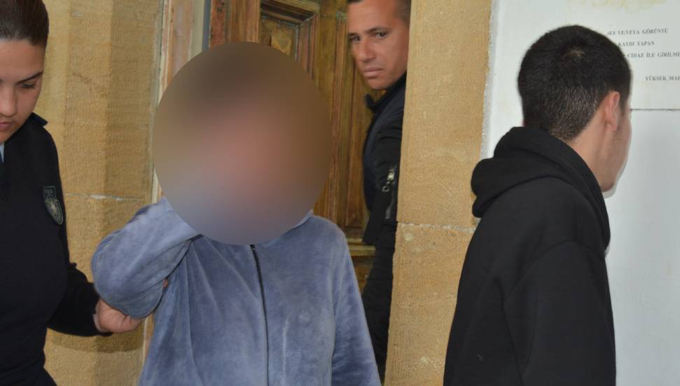 Alkollü bakıcı yaşlı kadını darp etti!