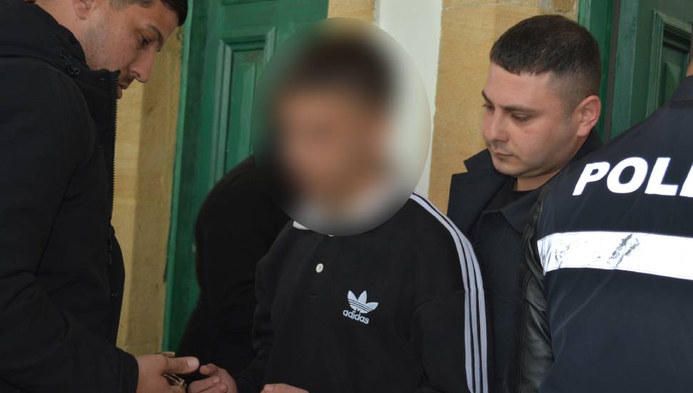 Annesine küfür ettiği gerekçesiyle bıçakladı, polise gidip teslim oldu