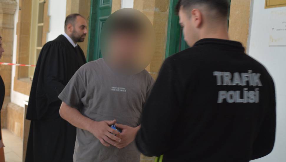 Aldığı alkolü uçak saatine kadar içti, polisleri darp etti