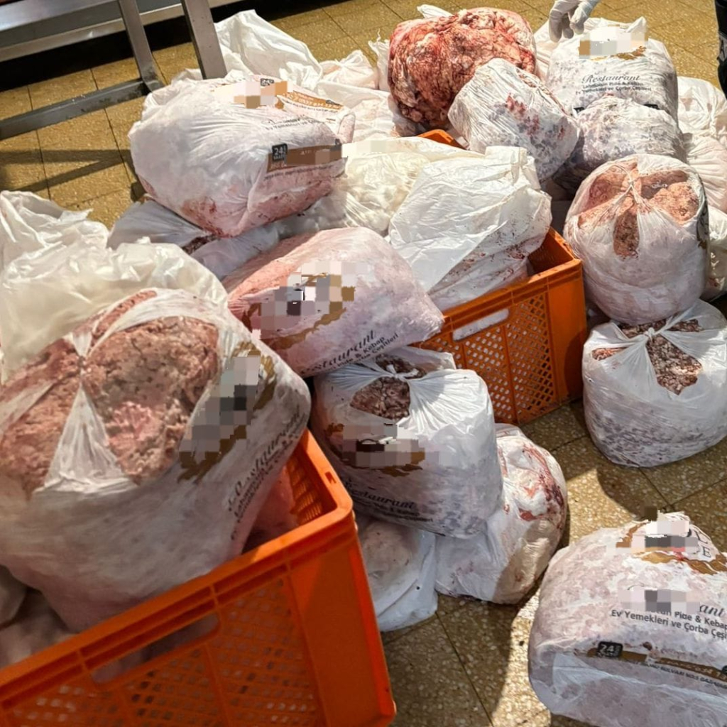 Gazimağusa’da bir restoran mühürlendi, birçok gıda ürünü müsadere edildi