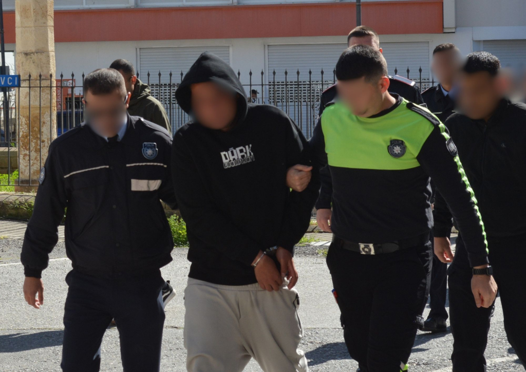 Silahlı saldırı zanlısı mahkemeye çıkartıldı