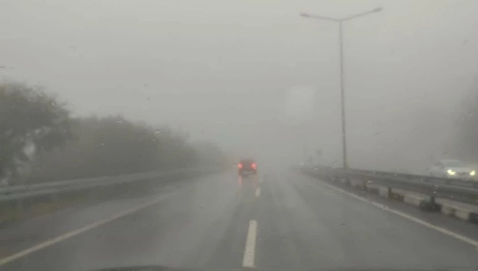 Sis nedeniyle bazı ana yollarda görüş mesafesi düştü