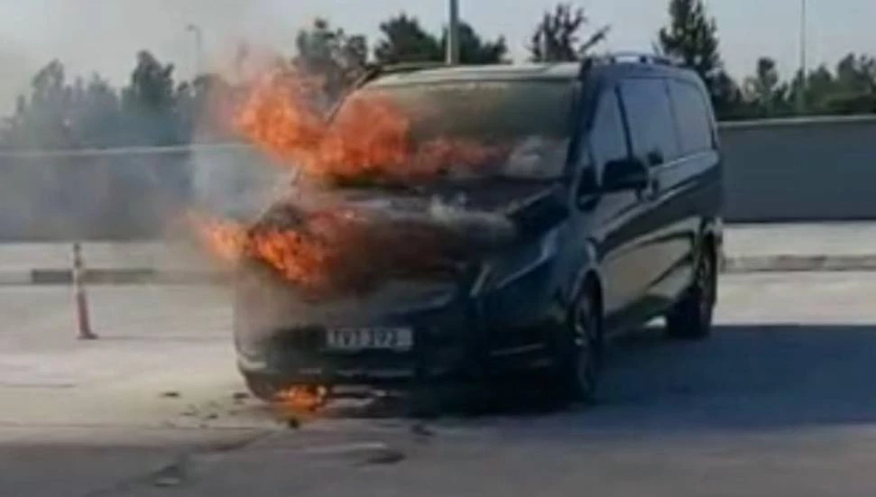 Ercan Havalimanı’nda turistik araç yandı!