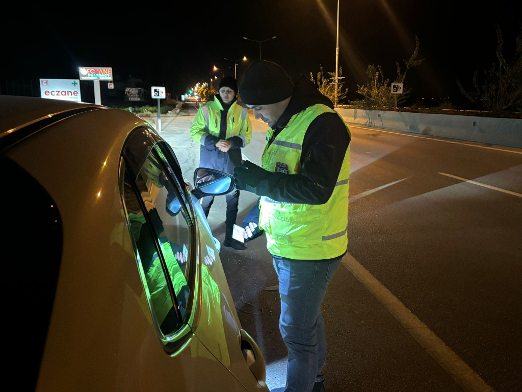 Trafik denetimlerinde 308 sürücü rapor edildi, 2 sürücü tutuklandı