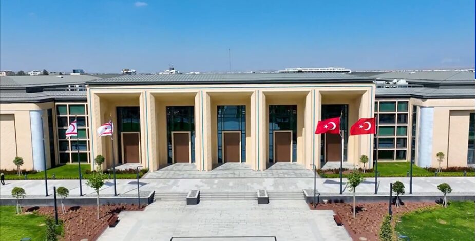 Erhürman Başbakan Üstel ve beraberindeki hükümet yetkilileriyle görüşüyor