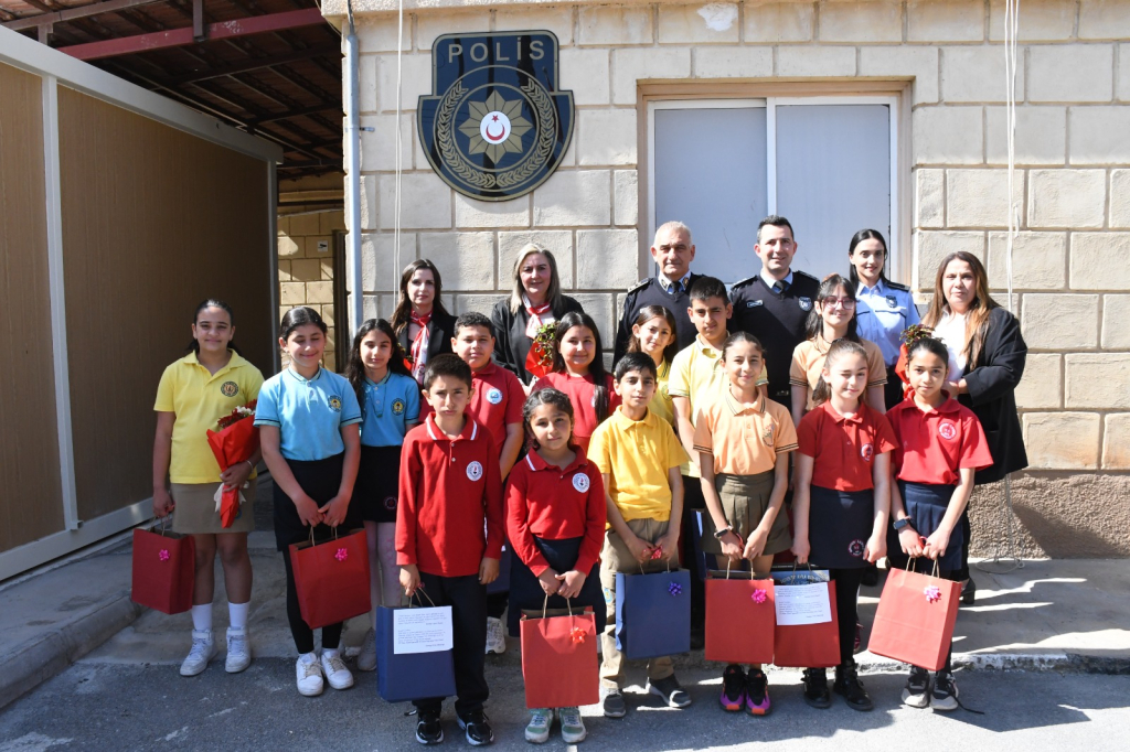 Geleceğimizin teminatı çocuklar, ilçe polis müdürlüklerini ziyaret etti