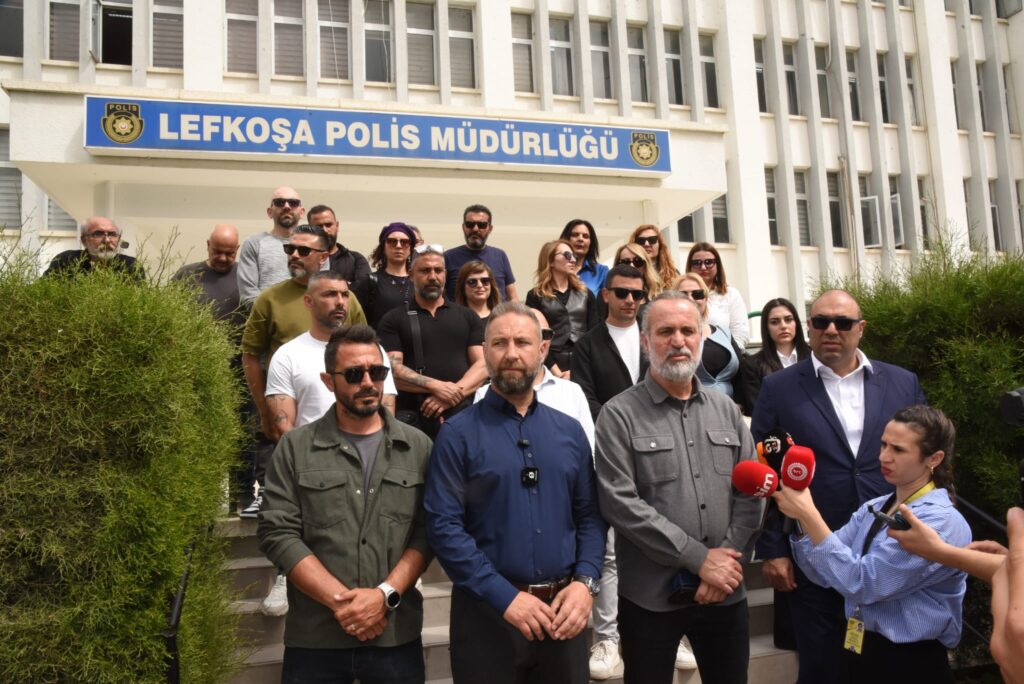 Kıbrıs Türk Öğretmenler Sendikası (KTÖS) Lefkoşa Polis Müdürlüğü önünde basın açıklaması yaptı ve toplam dokuz öğretmene dava okunduğunu açıkladı.